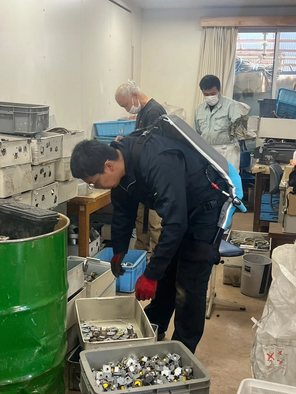 マスクを着用した男性が分別作業をしている画像