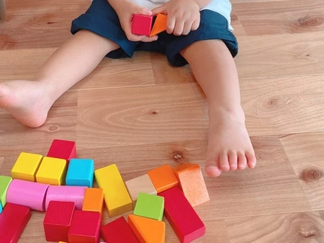 カラフルな積み木で遊ぶ子供