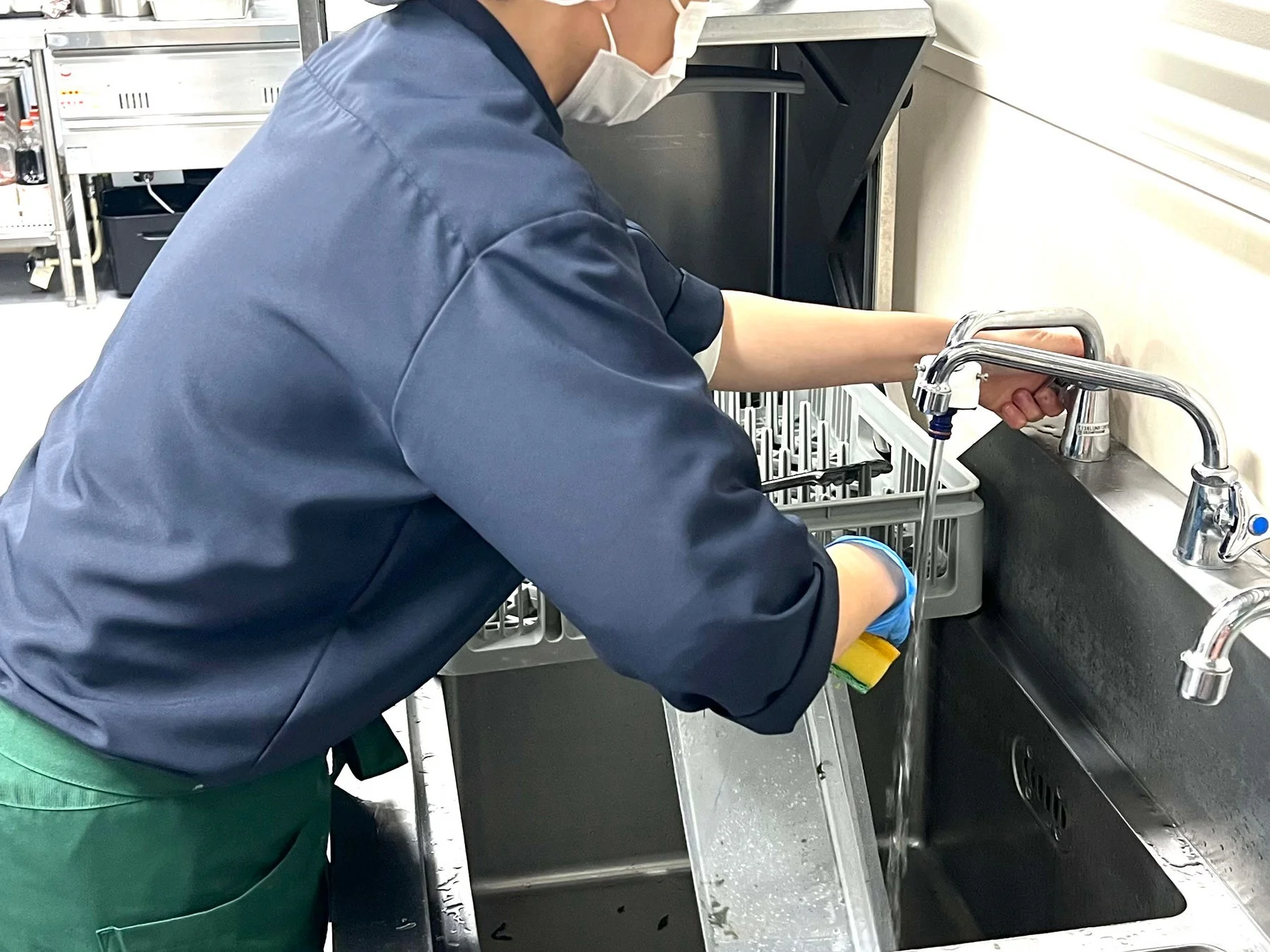 厨房で作業する様子
