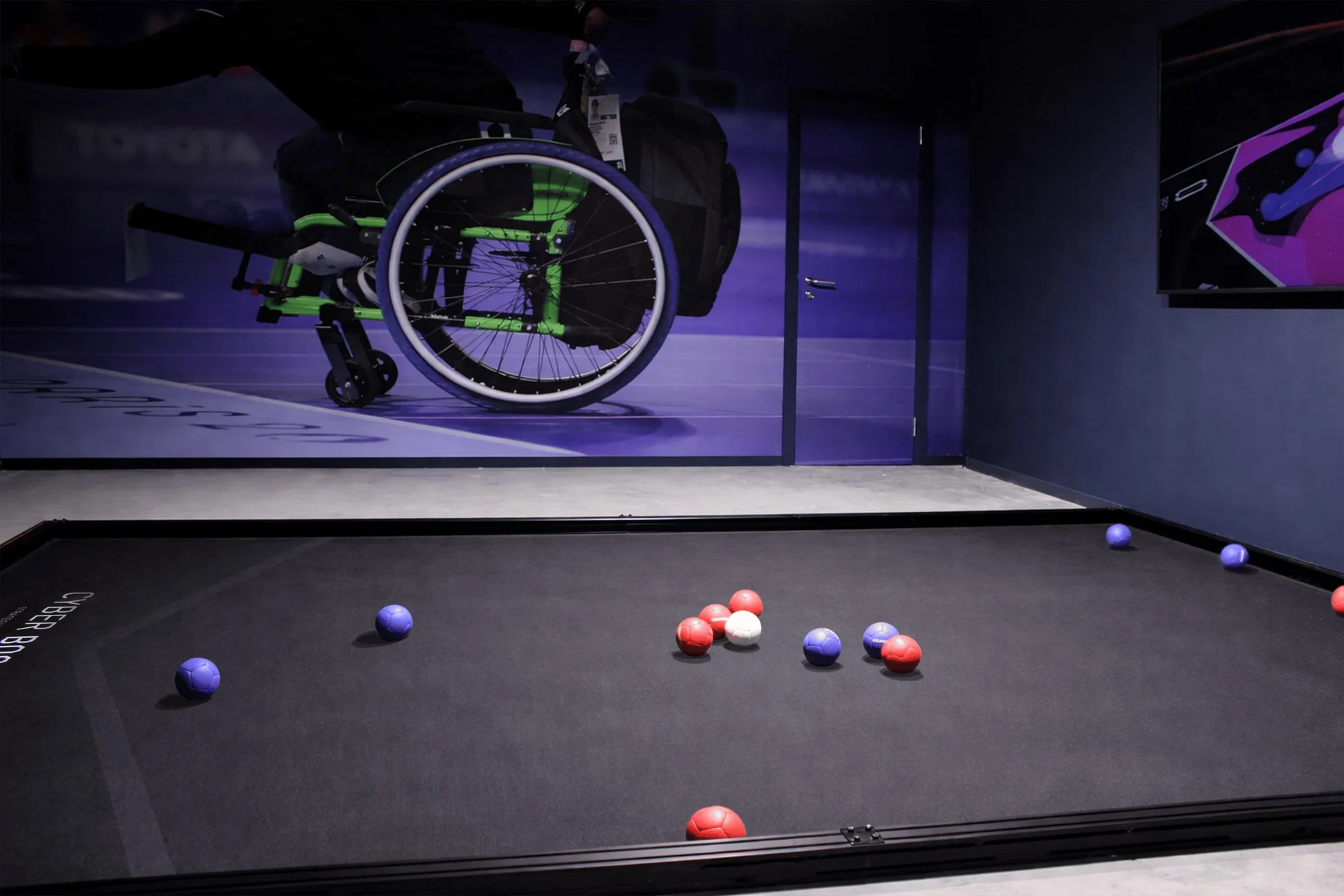 ボッチャコートと車椅子の壁画