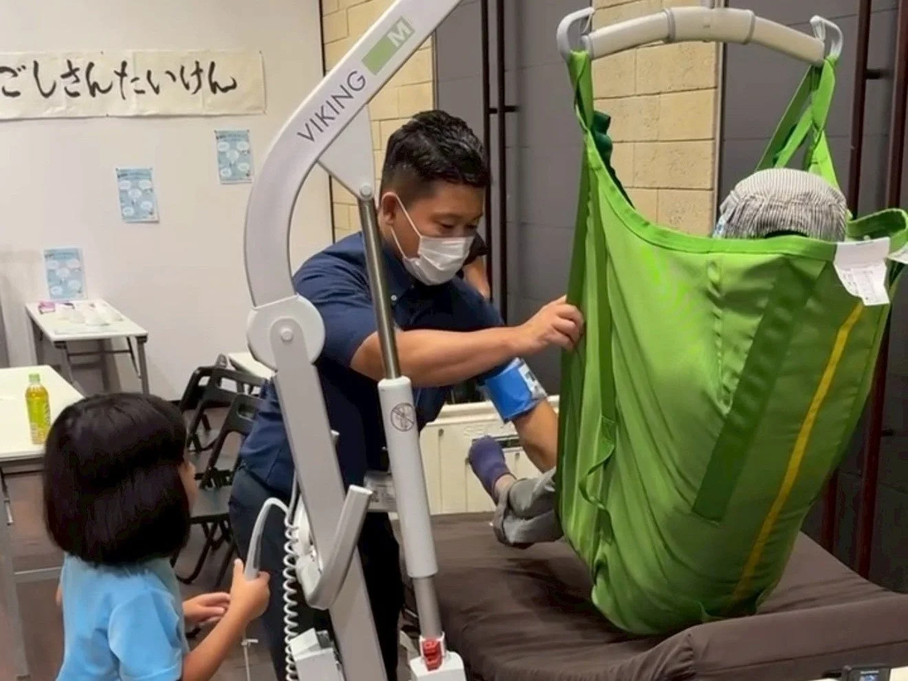 介護用品体験の様子