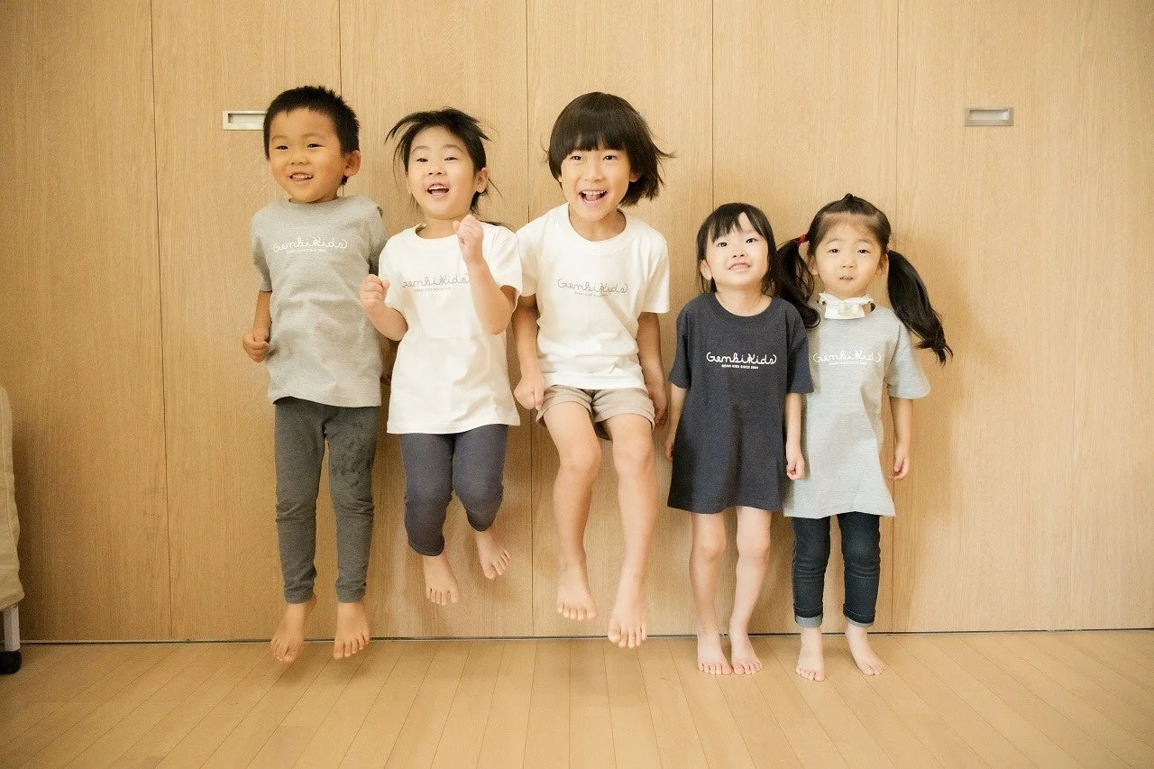 子供たちがジャンプする様子