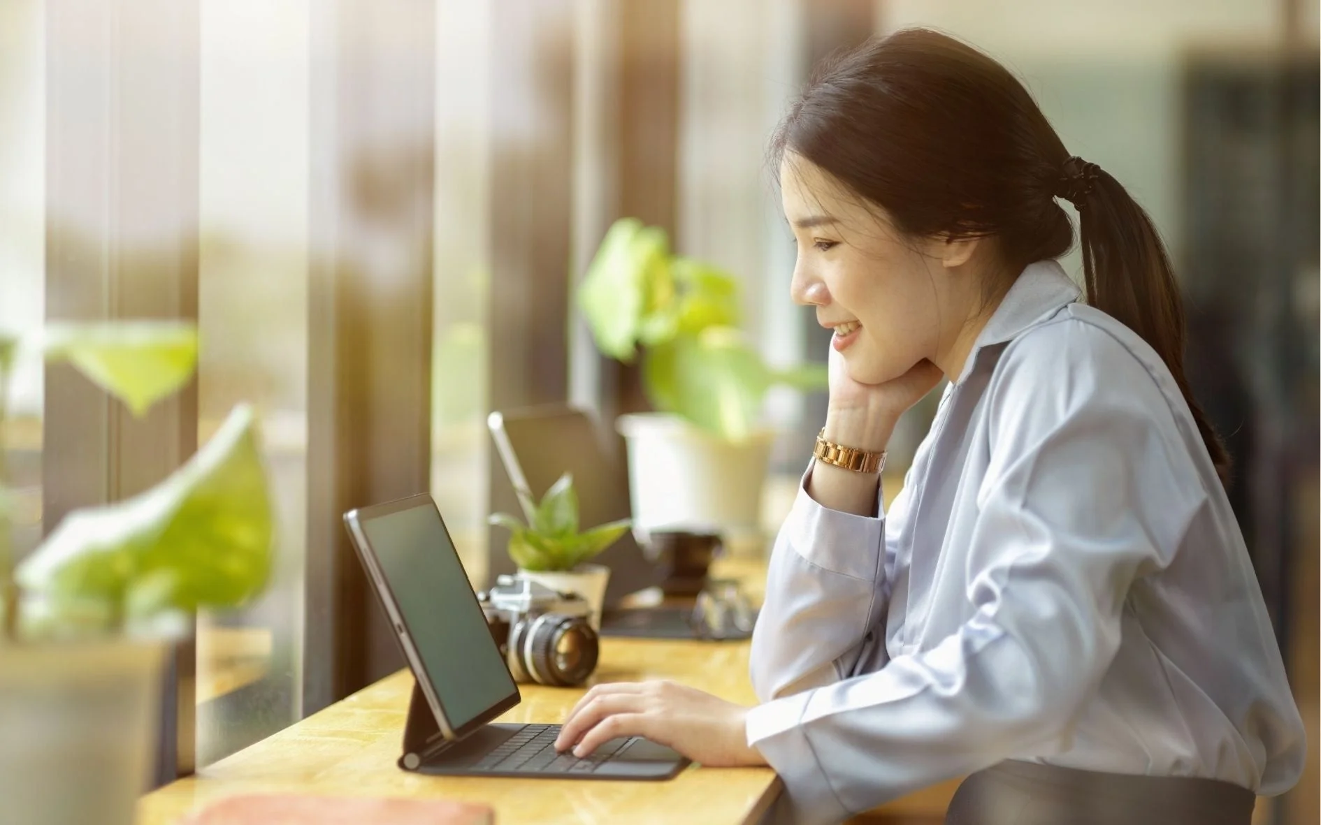 カフェでタブレットを使う女性
