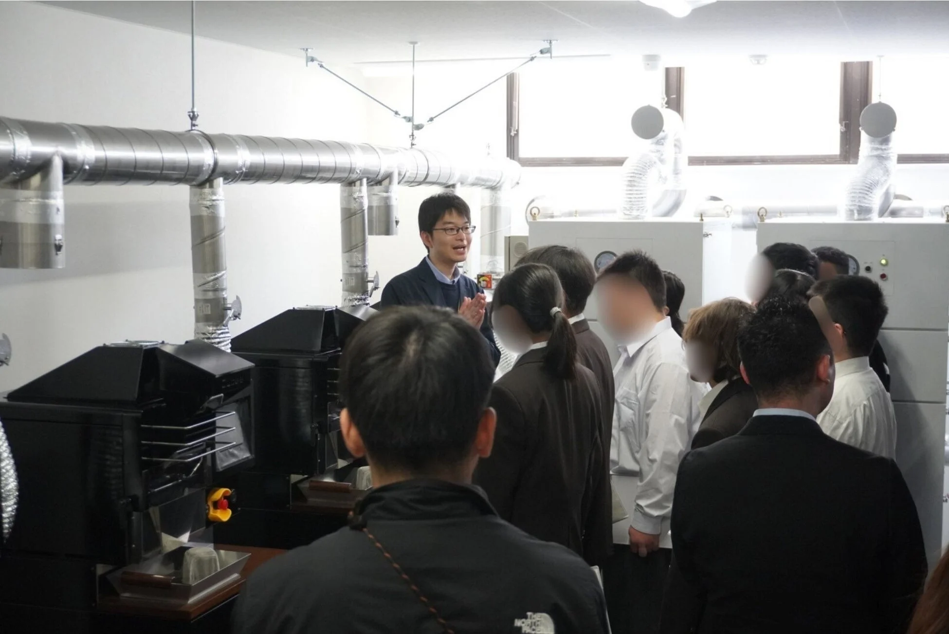 焙煎機について説明を受ける生徒たち