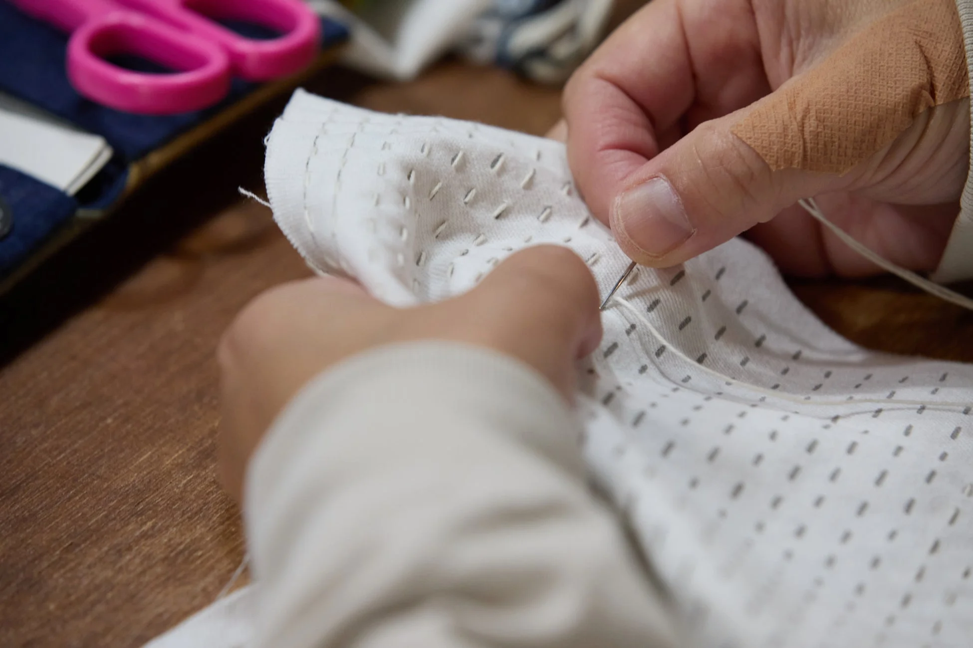 刺し子をしている手元