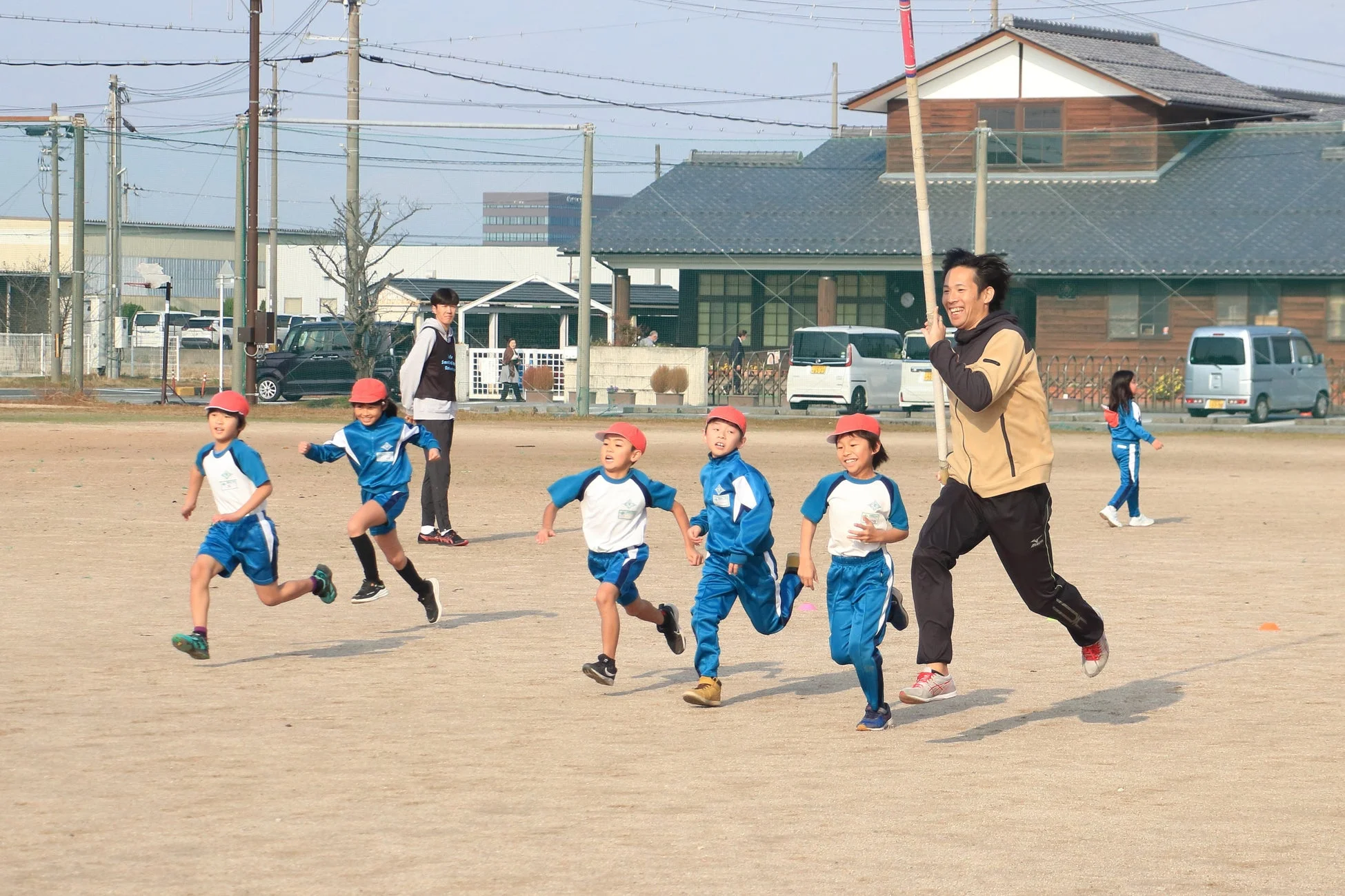 屋外で走る子どもたち