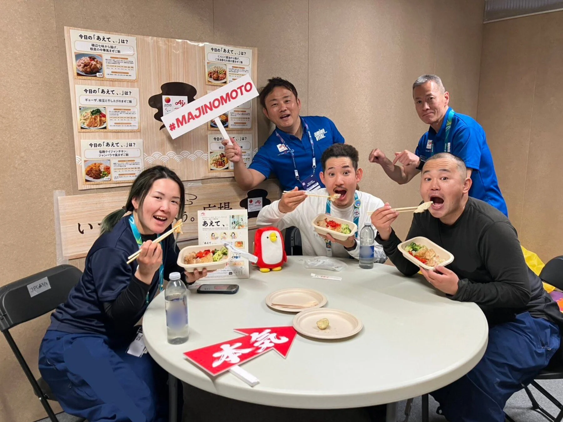 食事を楽しむパラリンピック選手たち