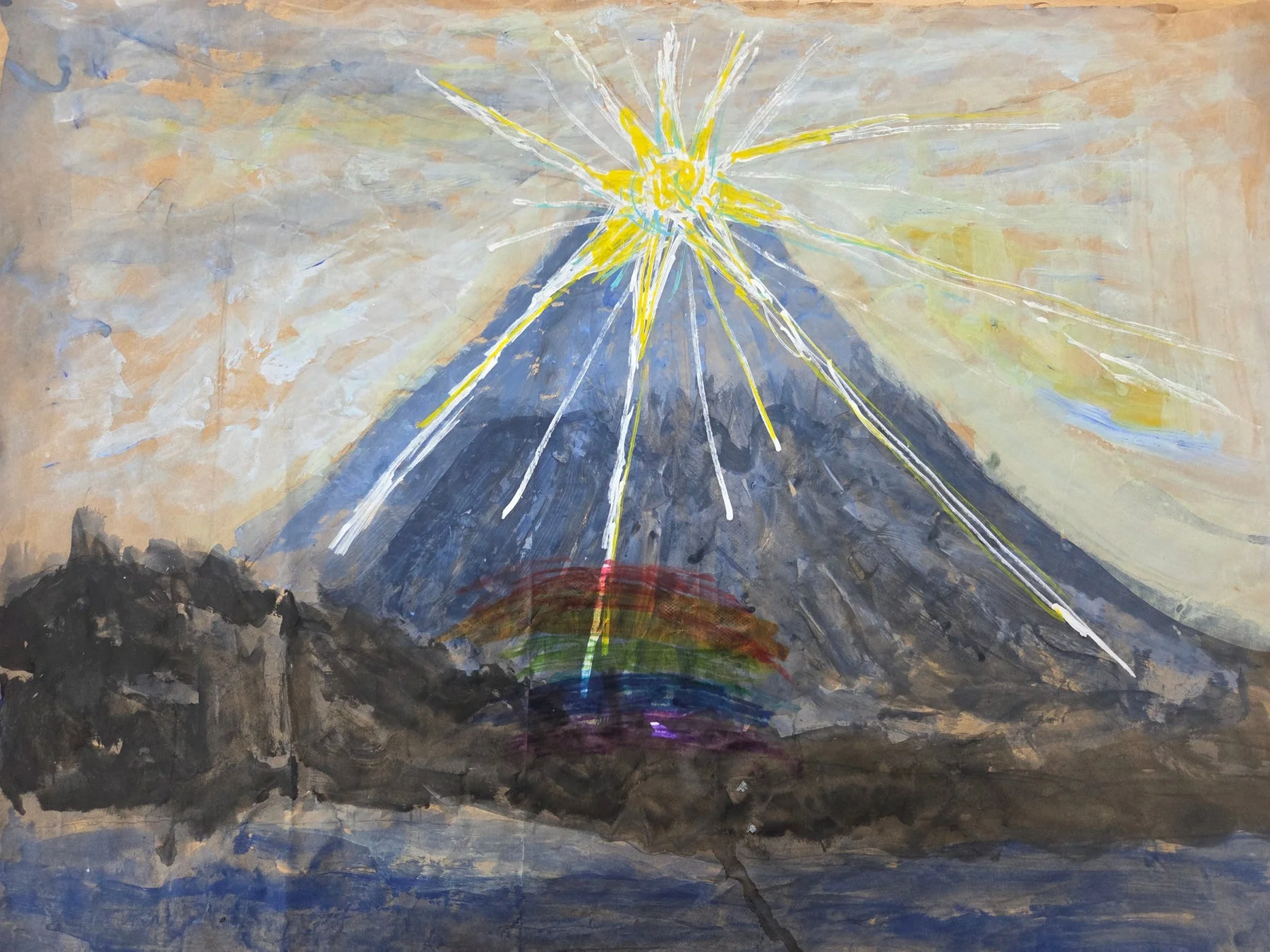 暗い色調の山が中央に描かれ、その上空には放射状の光を放つ輝く太陽のような星が描かれた絵画
