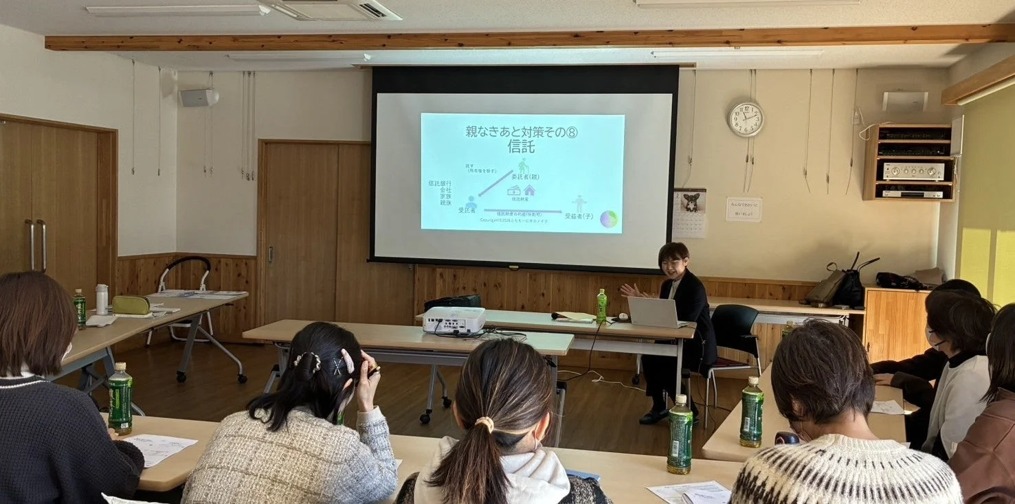 女性講師がプロジェクターを使って「親なきあと対策」としての信託について講義している様子