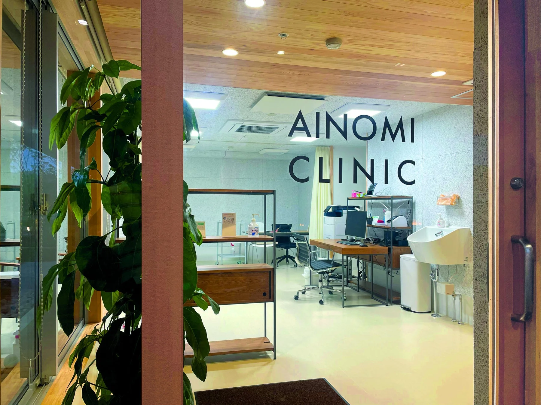 AINOMI CLINICの受付、清潔感のあるモダンな空間