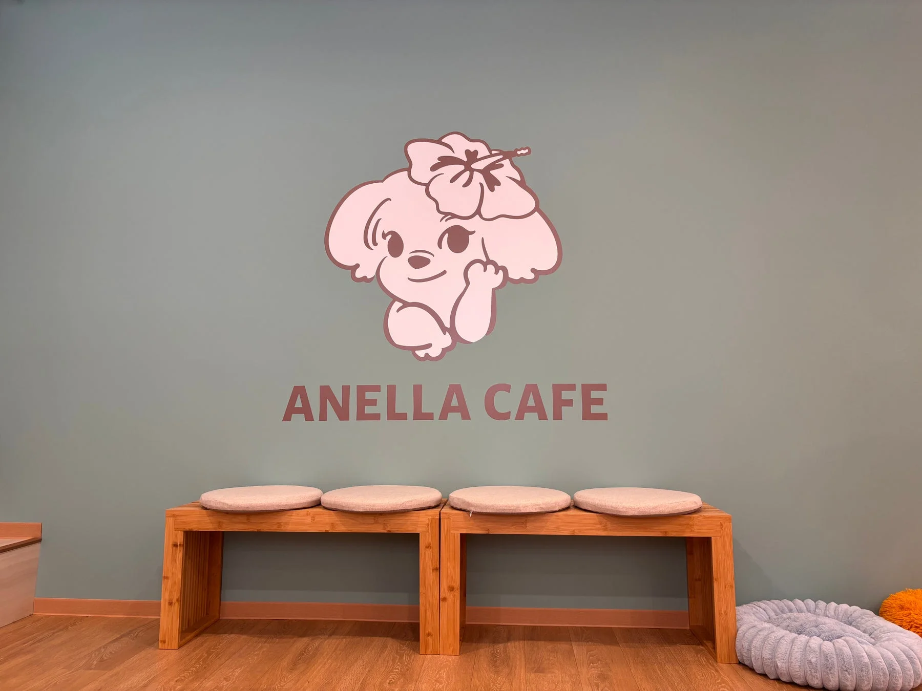 ANELLA CAFEのブランドキャラクター「ANELLAくん」が描かれた壁