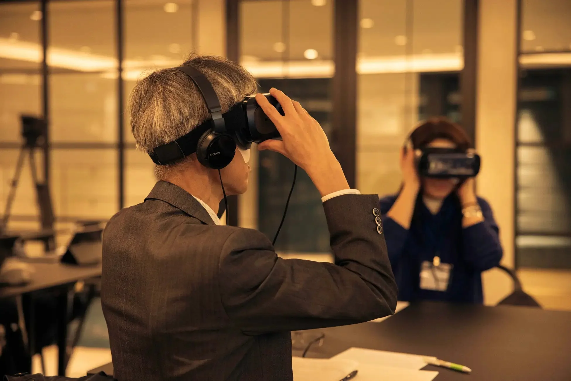 VRヘッドセットを装着して研修を受ける参加者