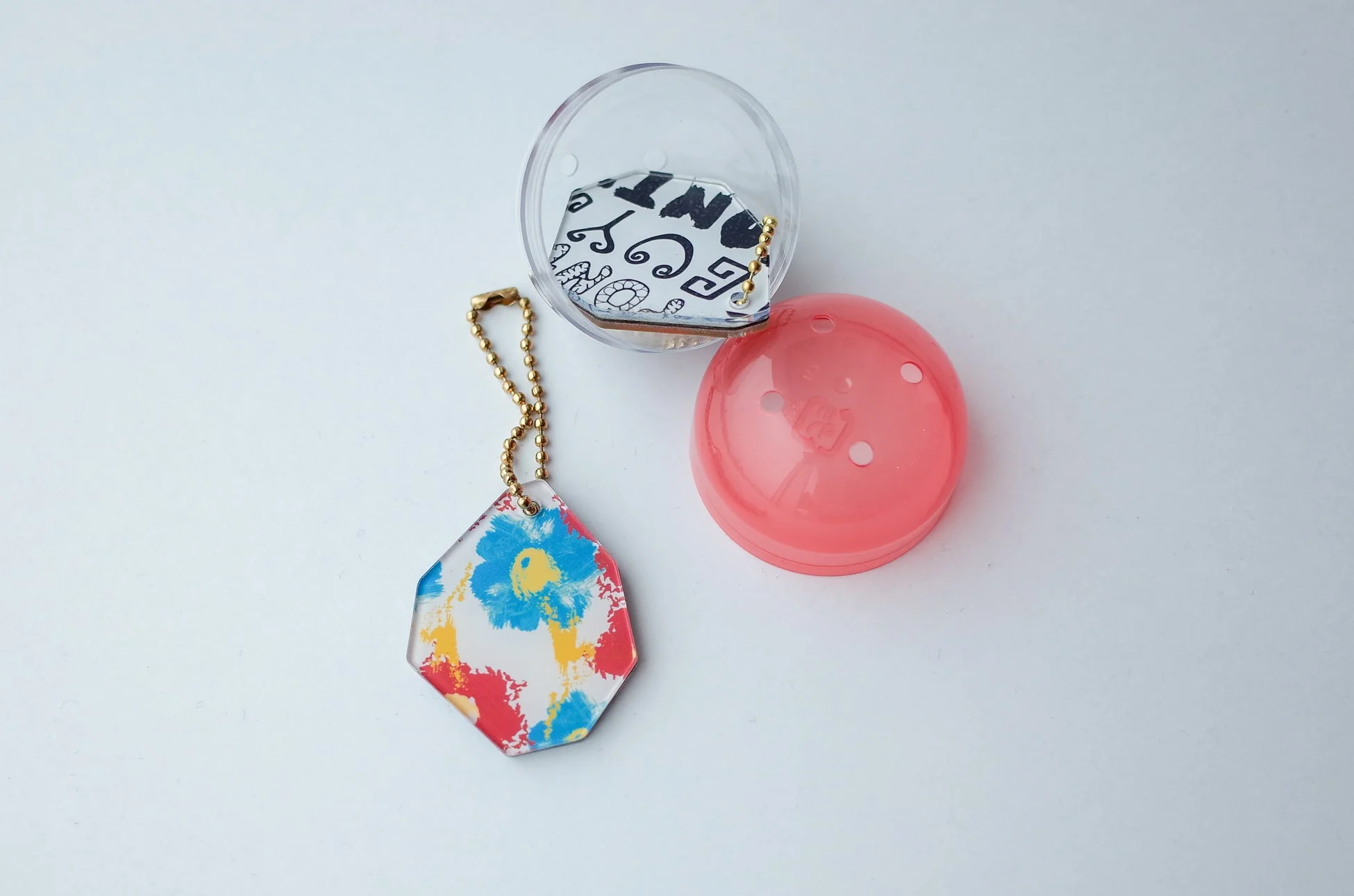 ガチャガチャのカプセルとキーホルダー