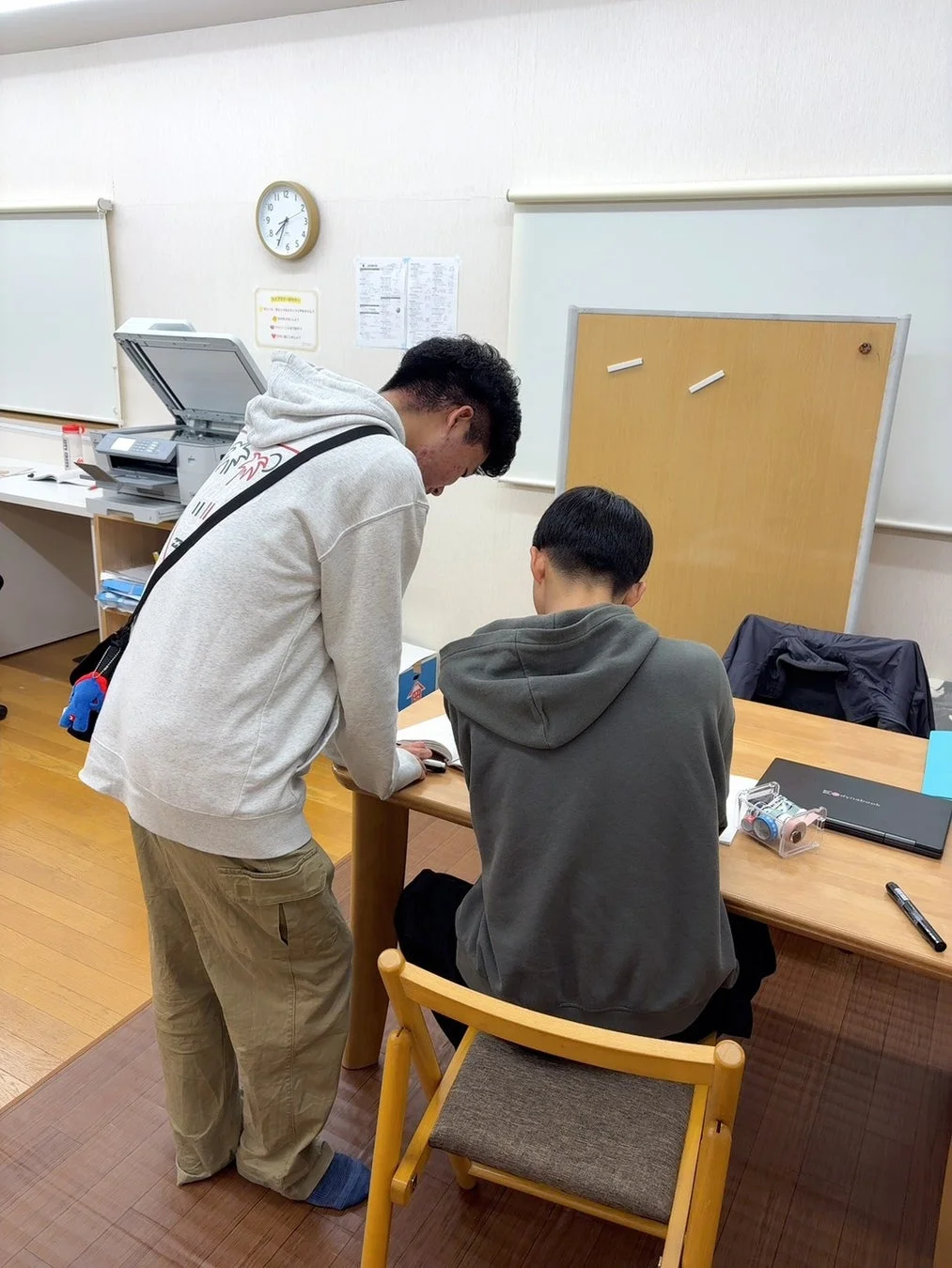 教室で学習する男性たち