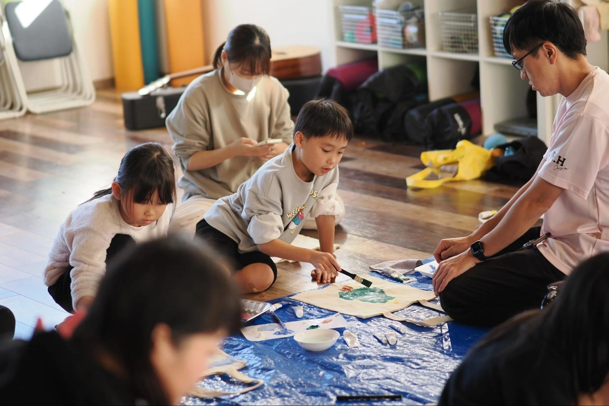 子供たちが絵を描く様子