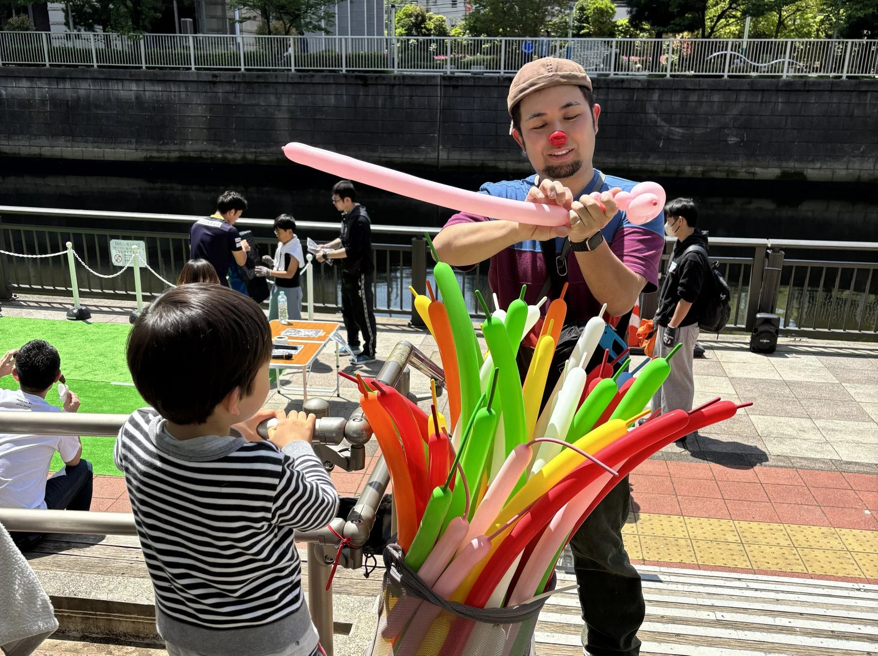 バルーンアートを楽しむ子供たちとピエロの様子