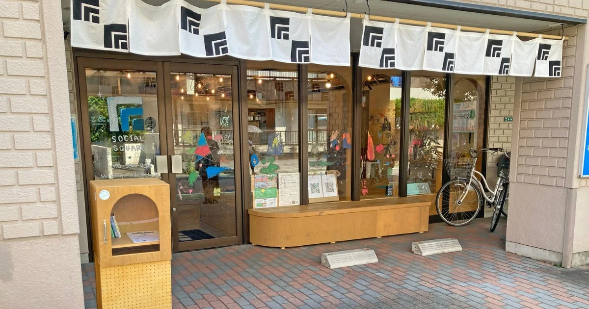 「SOCIAL SQUARE」店舗の入り口