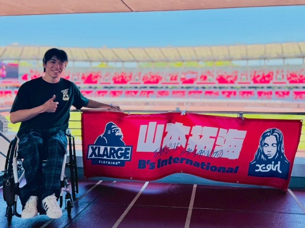 山本拓海選手が笑顔でサムズアップ