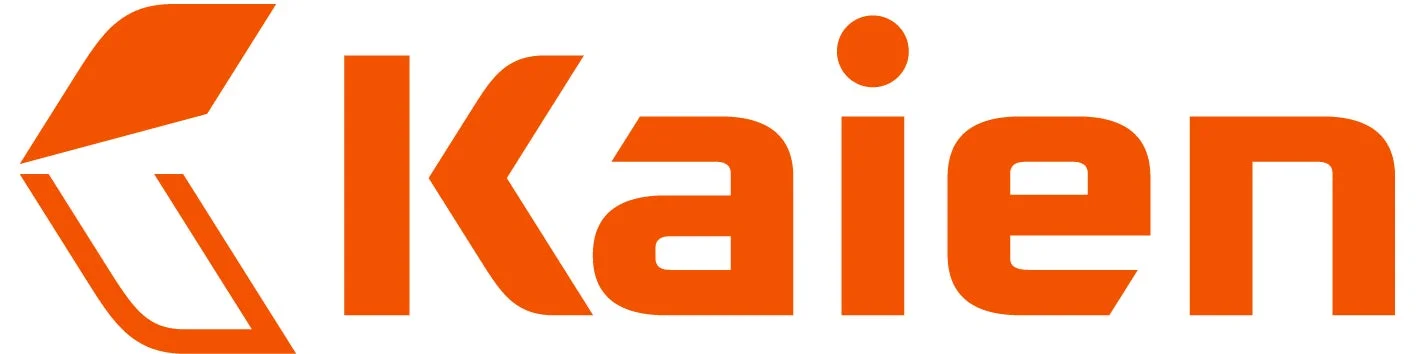「Kaien」という文字がオレンジ色で書かれたロゴマークです。左側の「K」は一部が抽象的にデザインされています。