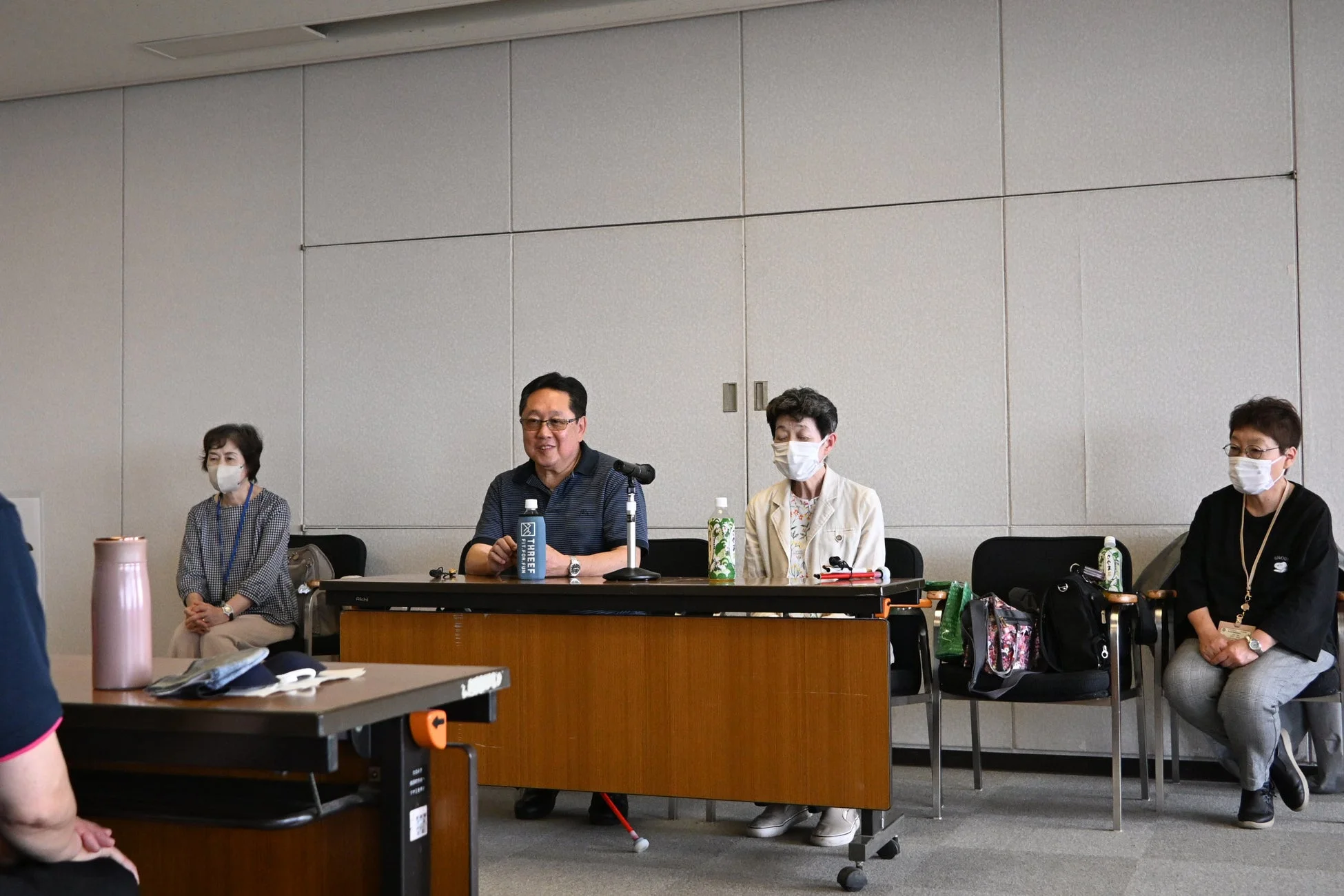 会議やセミナーに参加する人々