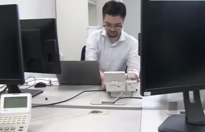 デスクでパソコンに向かう男性