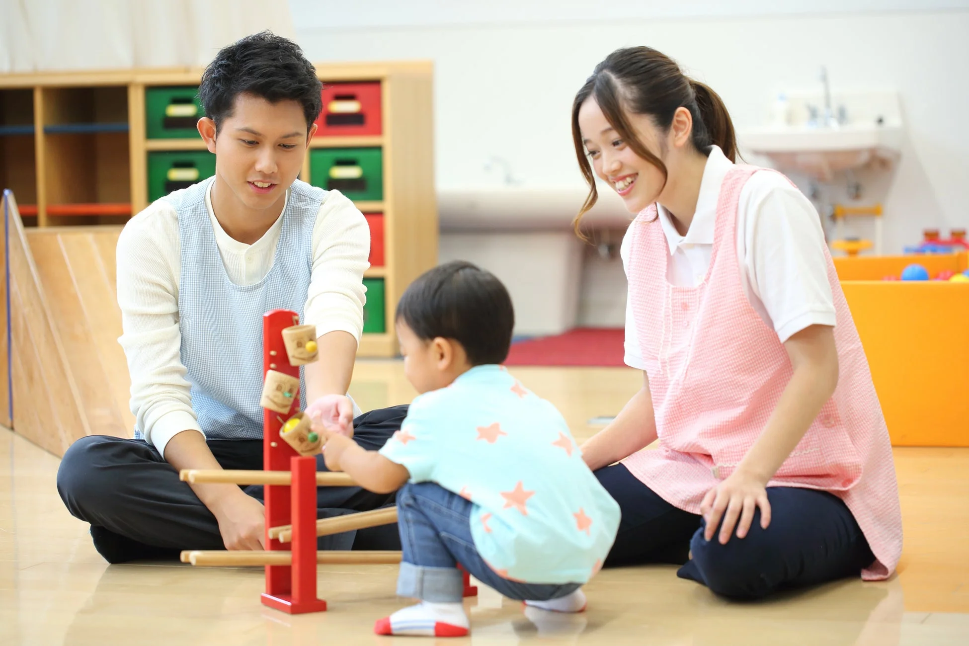 保育士と子供が遊んでいる様子