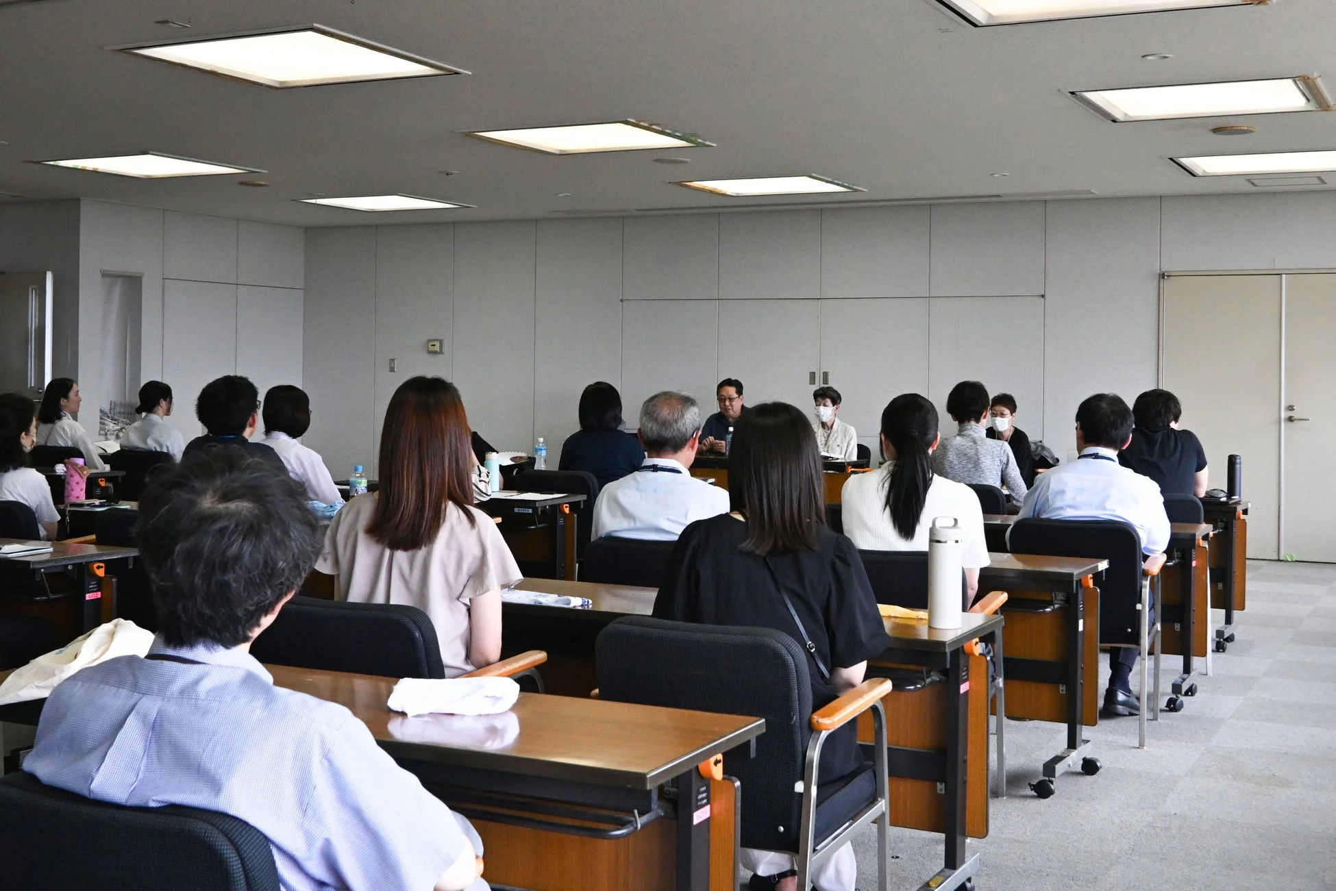 会議室で講義を聴く参加者