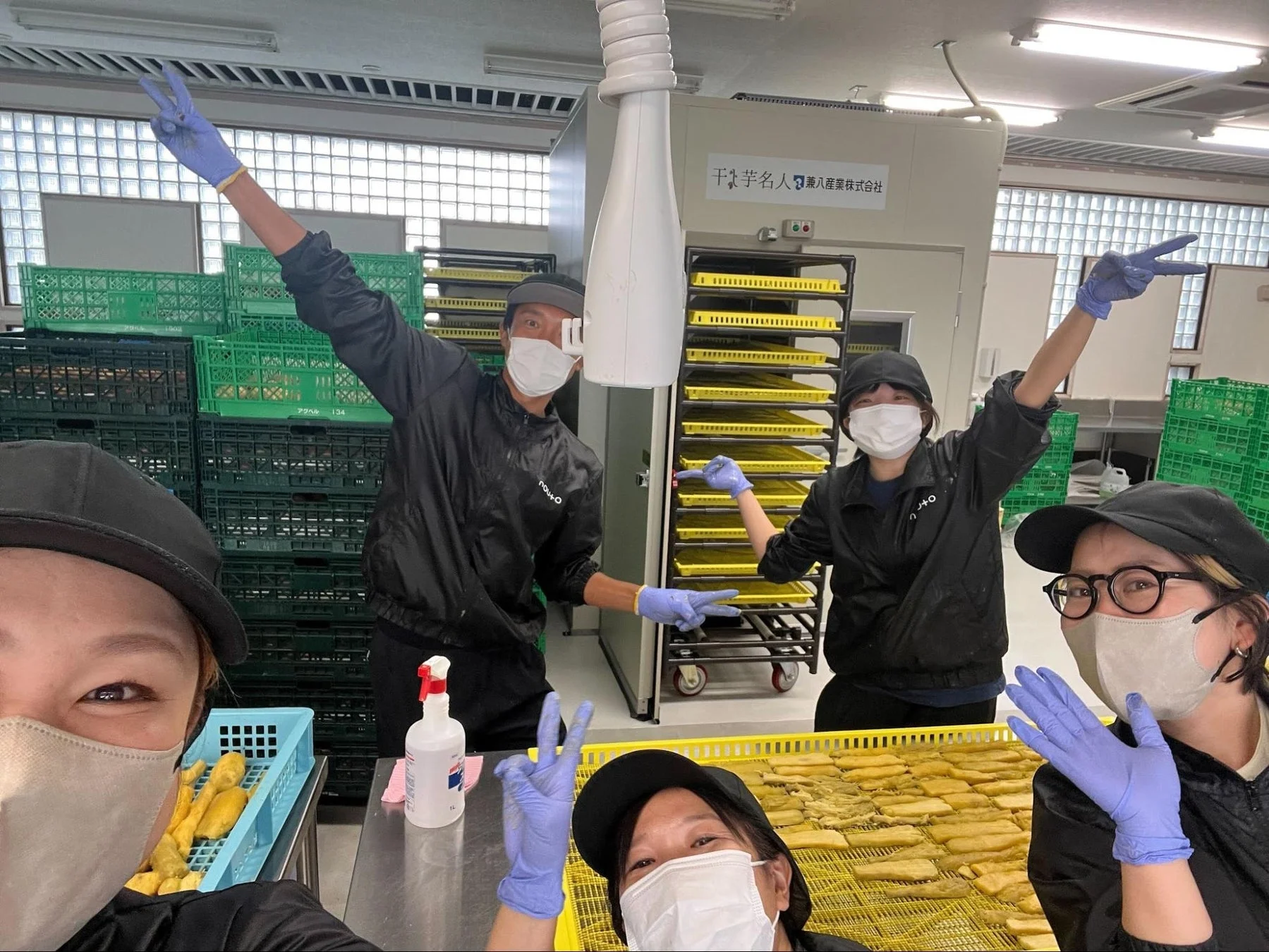 食品加工施設での作業風景
