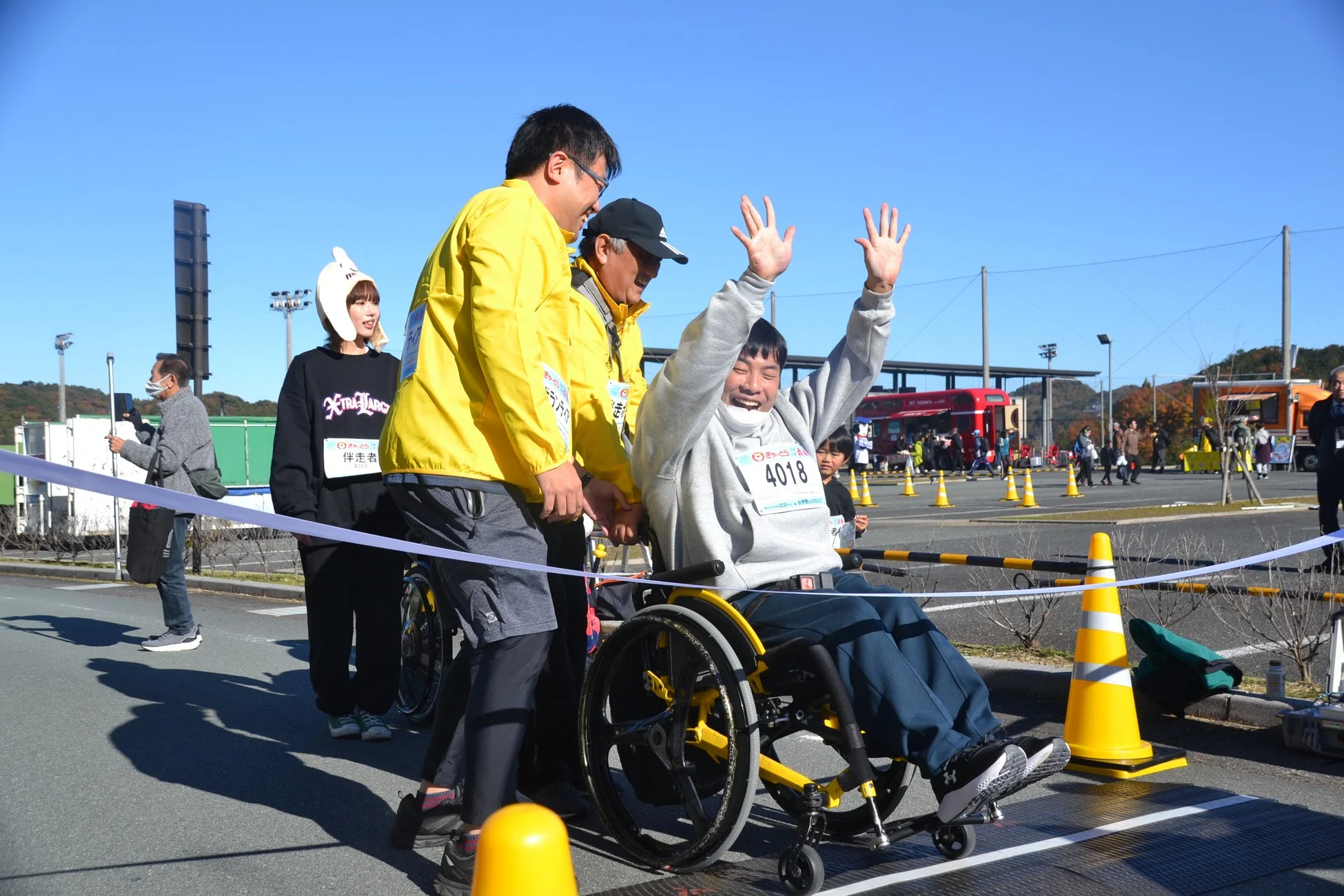 車椅子ランナーと伴走者