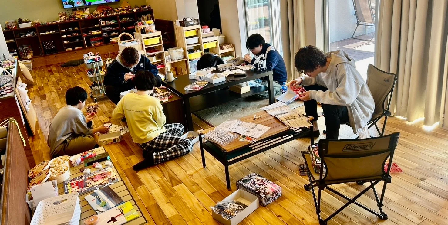 模型作りをする若者