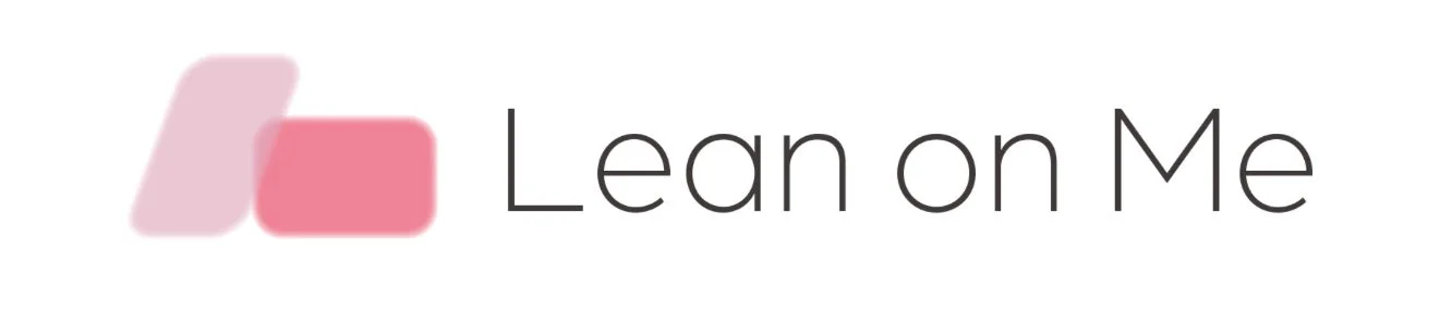 白背景にピンク系の抽象的な図形と「Lean on Me」という文字が配置されたロゴタイプの画像です。