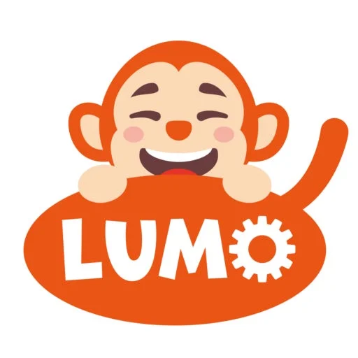 オレンジ色の背景に白い文字で「LUMO」と書かれ、Oの部分がギアの形をしたロゴマーク。