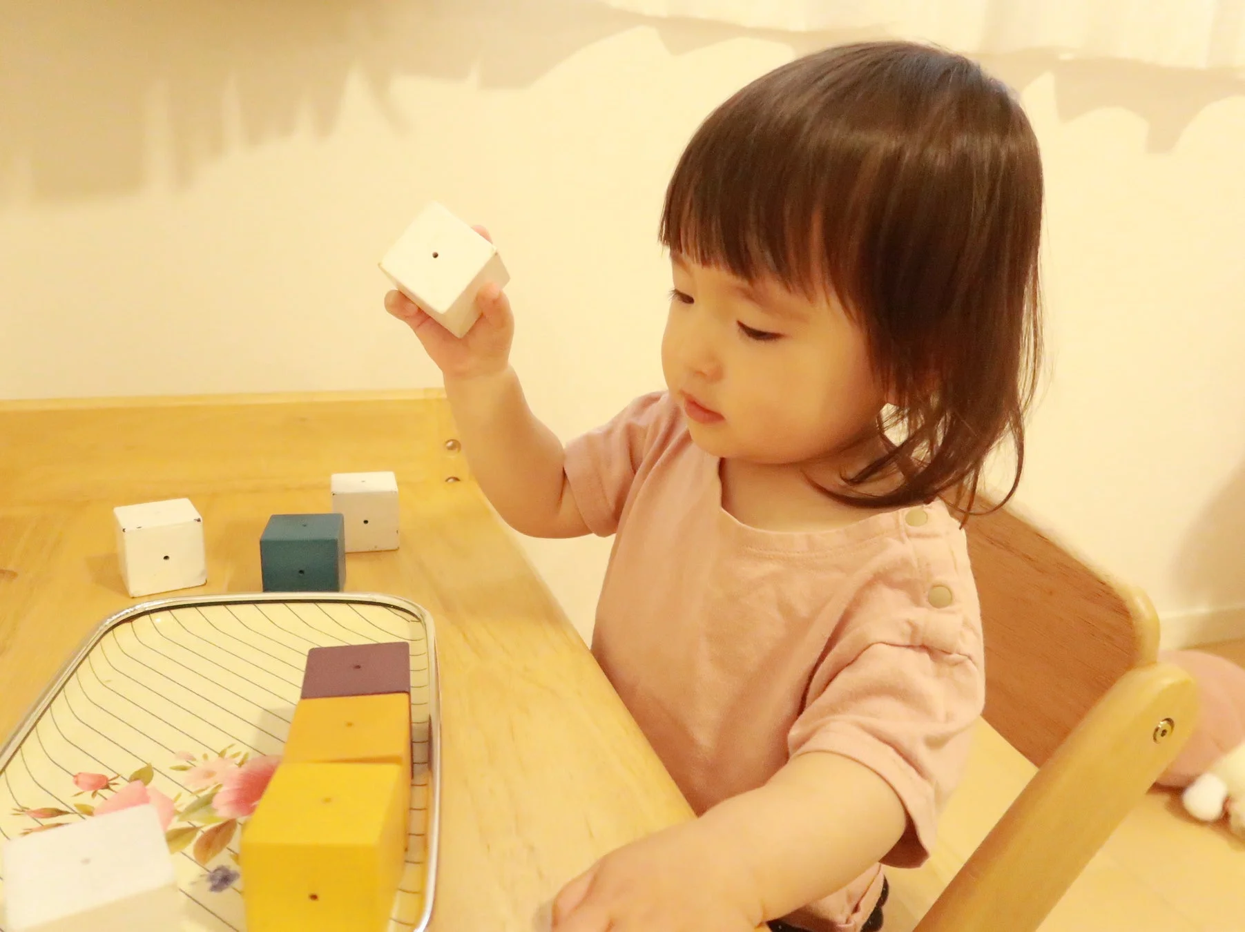 木製ブロックで遊ぶ子供
