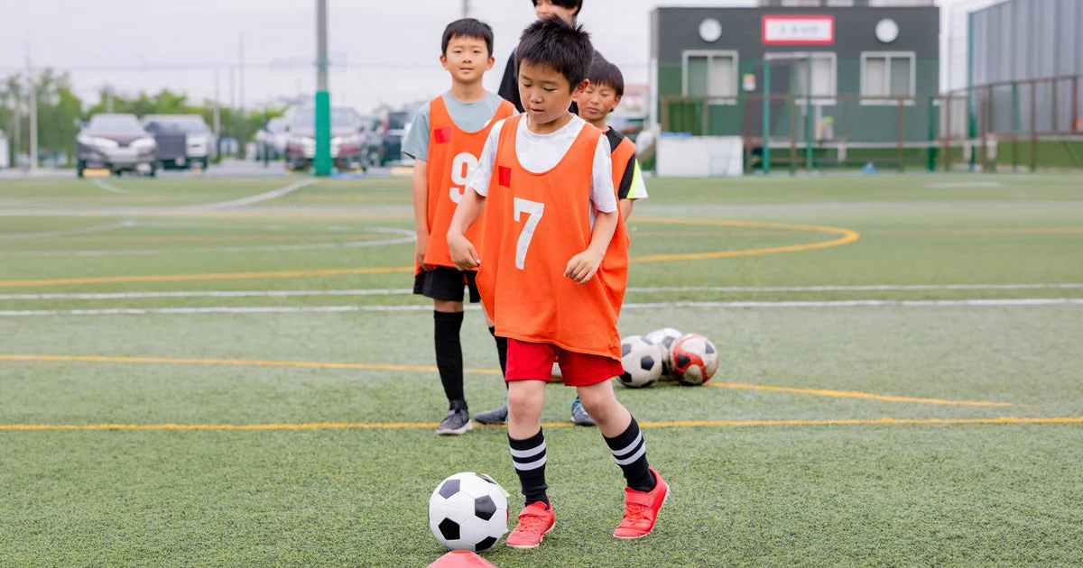 サッカーグラウンドで練習に励む子供たちの様子
