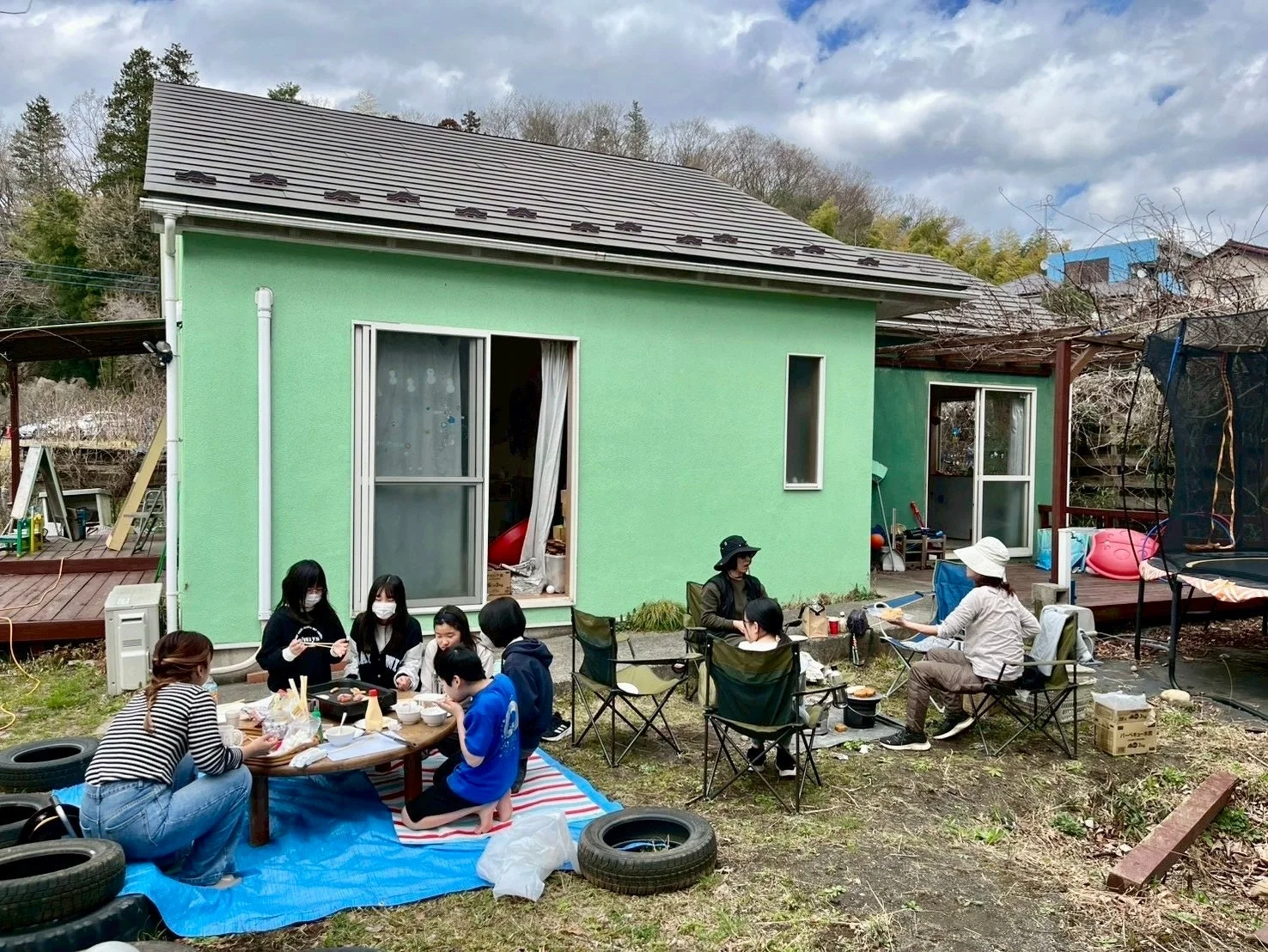 屋外で食事する家族