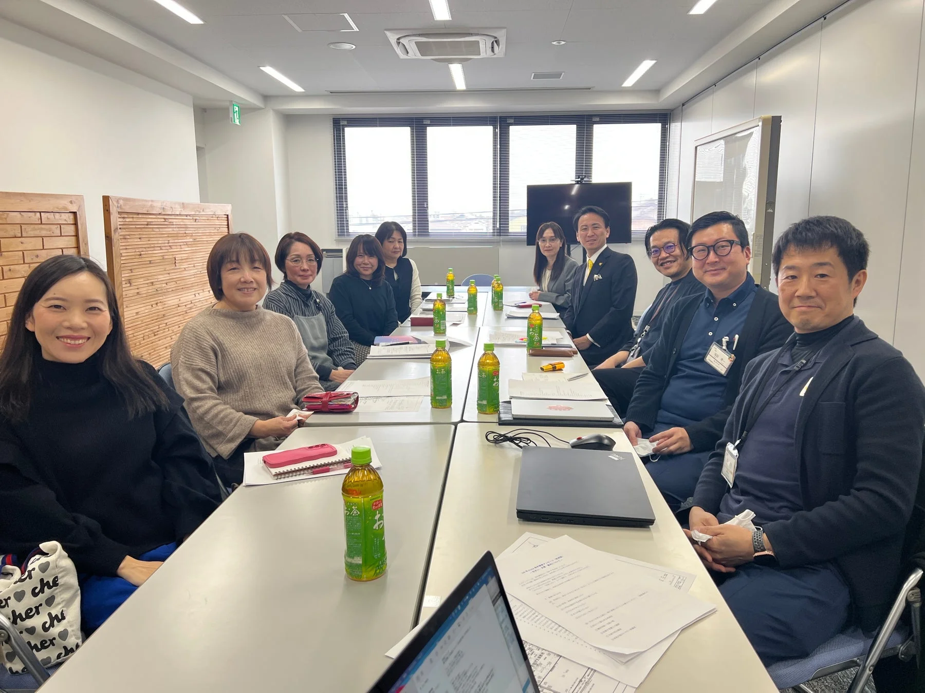 会議室で笑顔を見せる人々