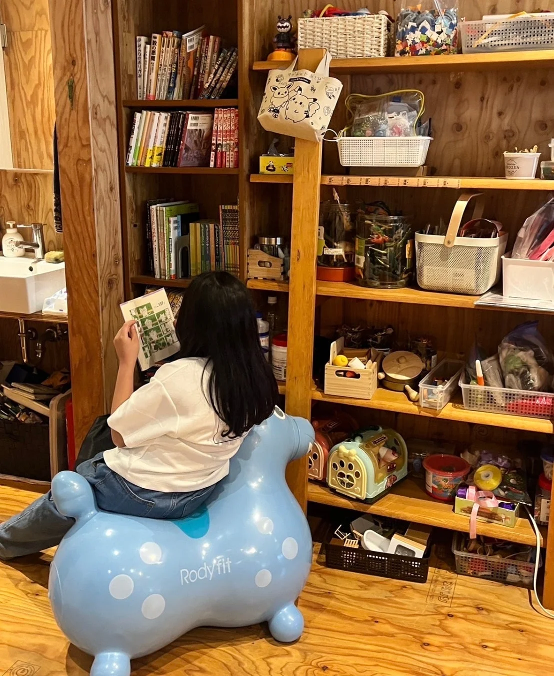 室内で本を読む子供
