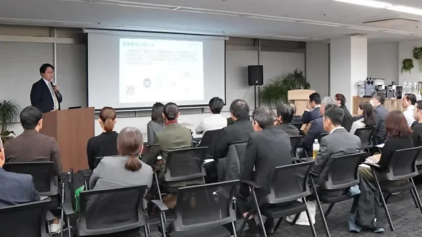会議室でプレゼンテーションを行う男性