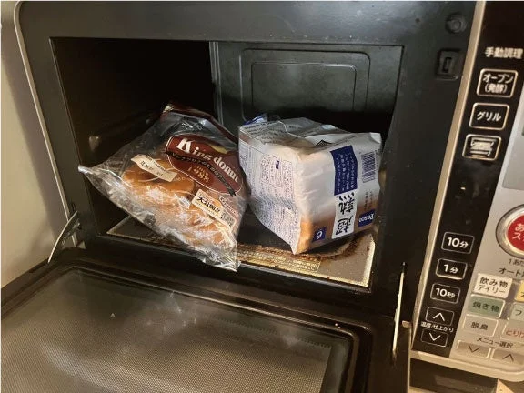 電子レンジにパンとドーナツ