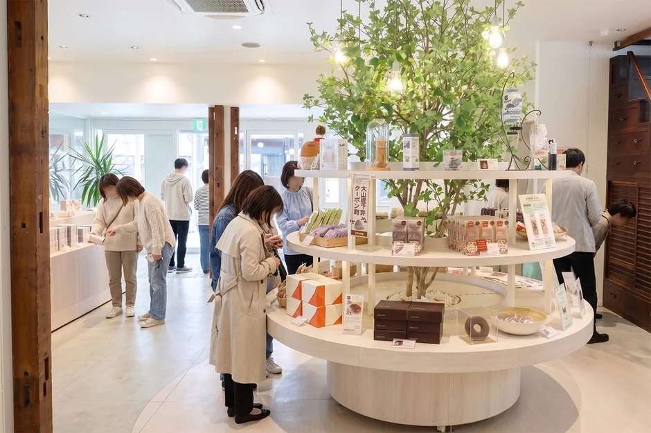 明るい店舗でお客さんが買い物する様子