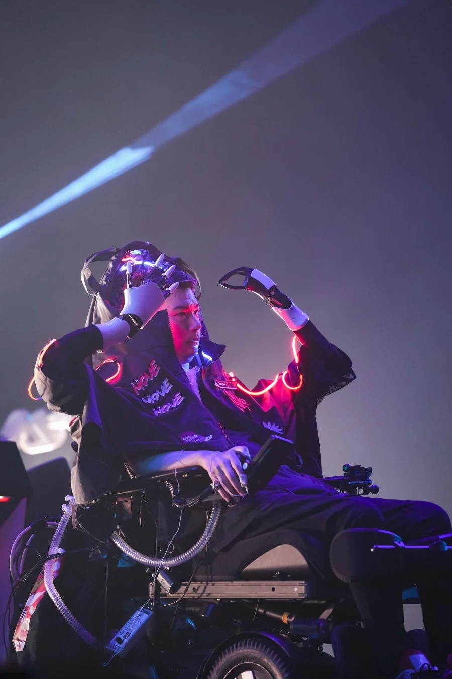 武藤将胤氏とロボットアーム