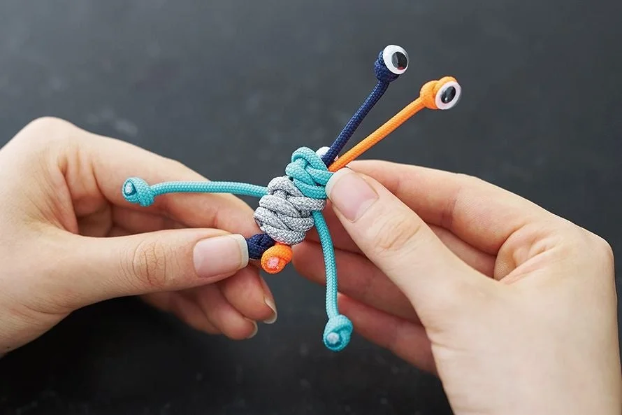手作業で制作されるHappy Alien