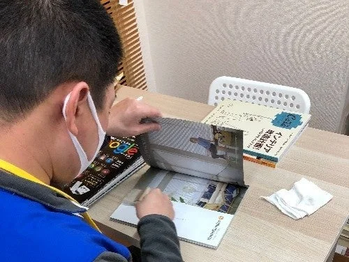 本を見る人