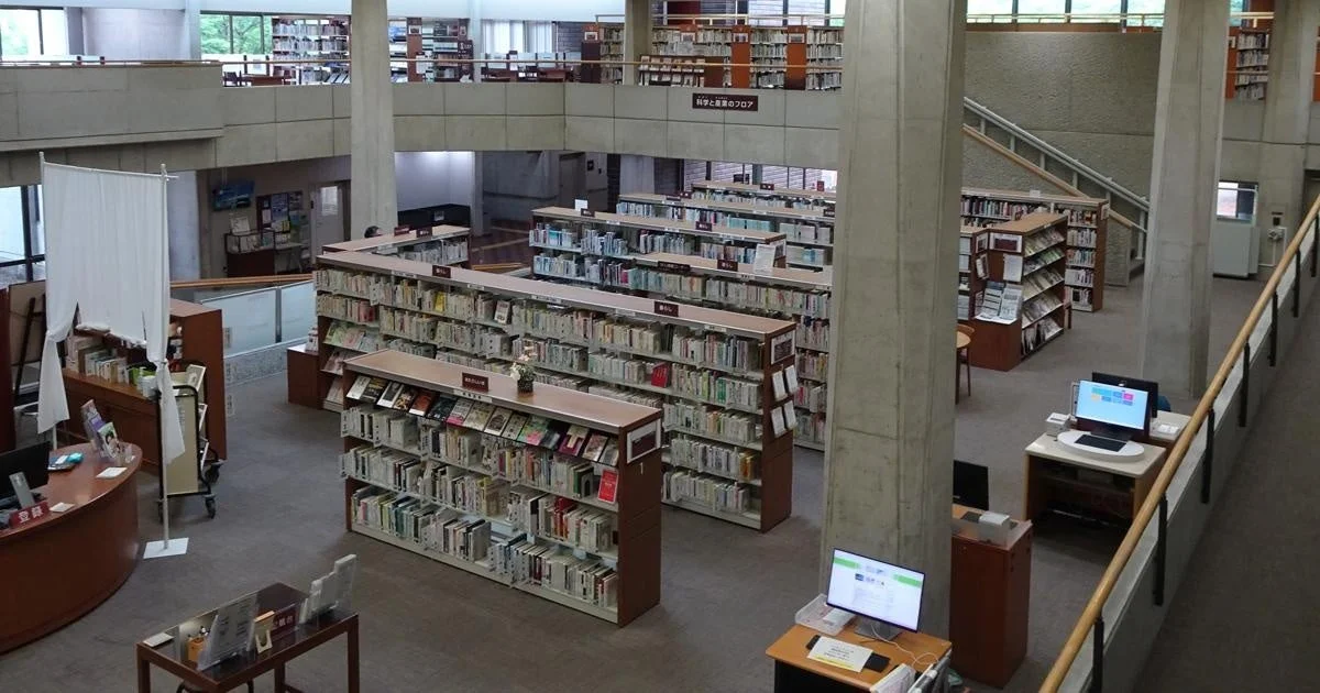 多数の書架に本が並べられた広々とした図書館の内部