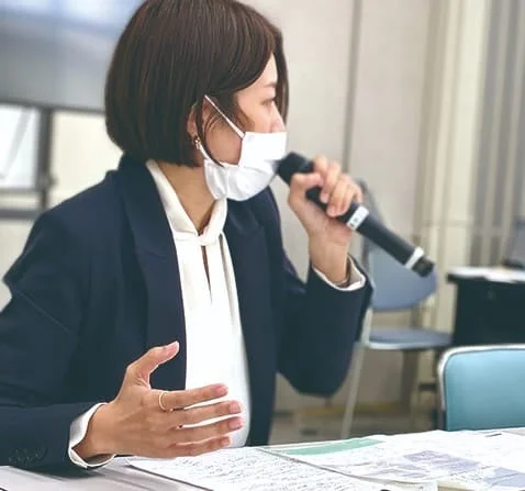 マイクを持って話す女性