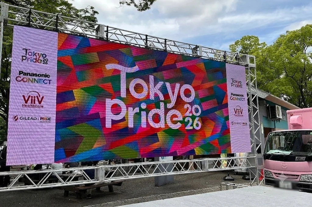屋外に設置された大型スクリーンに「Tokyo Pride 2026」のロゴとカラフルな背景が表示されています。両側にはPanasonic CONNECT、ViiV Healthcareなどのスポンサーロゴが見えます。