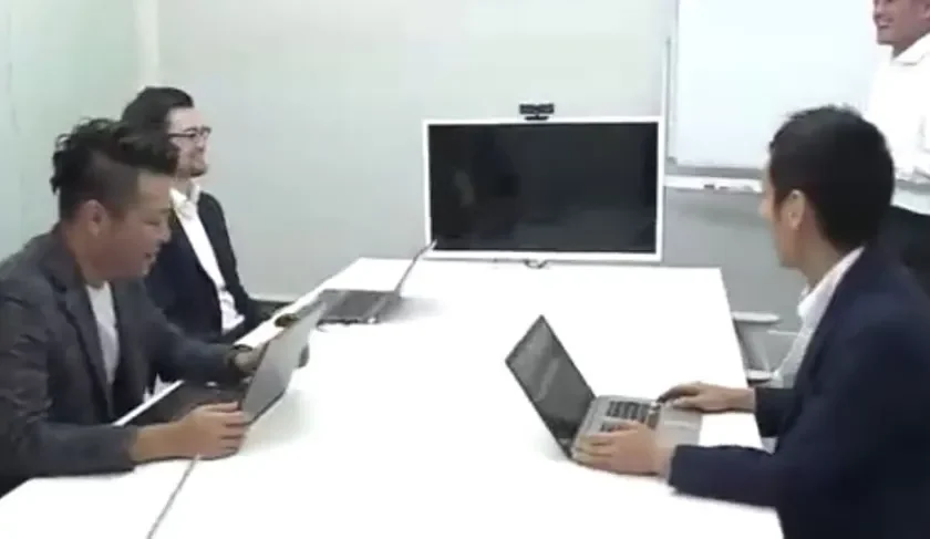 会議室でミーティングを行うビジネスパーソン