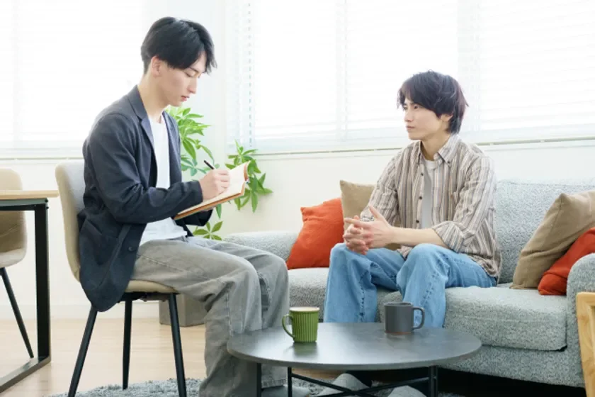 リビングで会話する男性2人