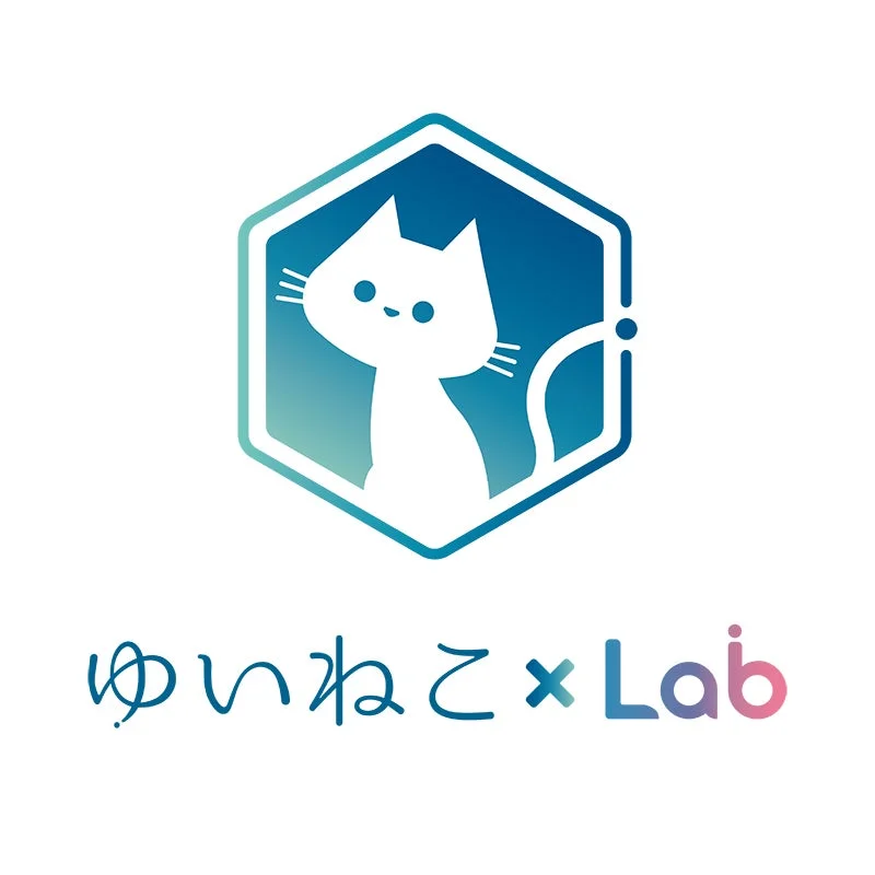 青緑色のグラデーションの六角形の中に白い猫が描かれたロゴ