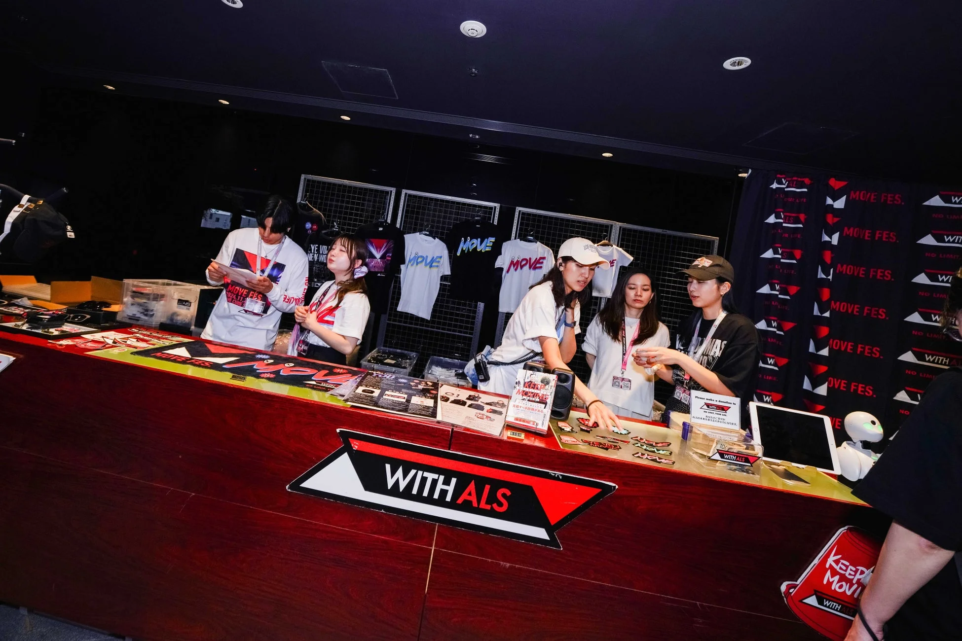 01 ROBOT POP-UP STORE